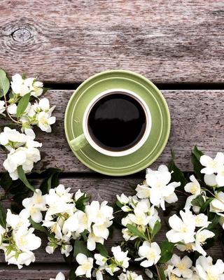 Чашка Кофе И Весенние Цветы — стоковые фотографии и другие картинки  Ароматический - Ароматический, Без людей, Белый - iStock