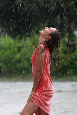 Красивые фото девушек под дождем