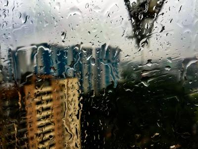 Дождь Падает На Землю — стоковые фотографии и другие картинки Дождь - Дождь,  Большой город, Вода - iStock