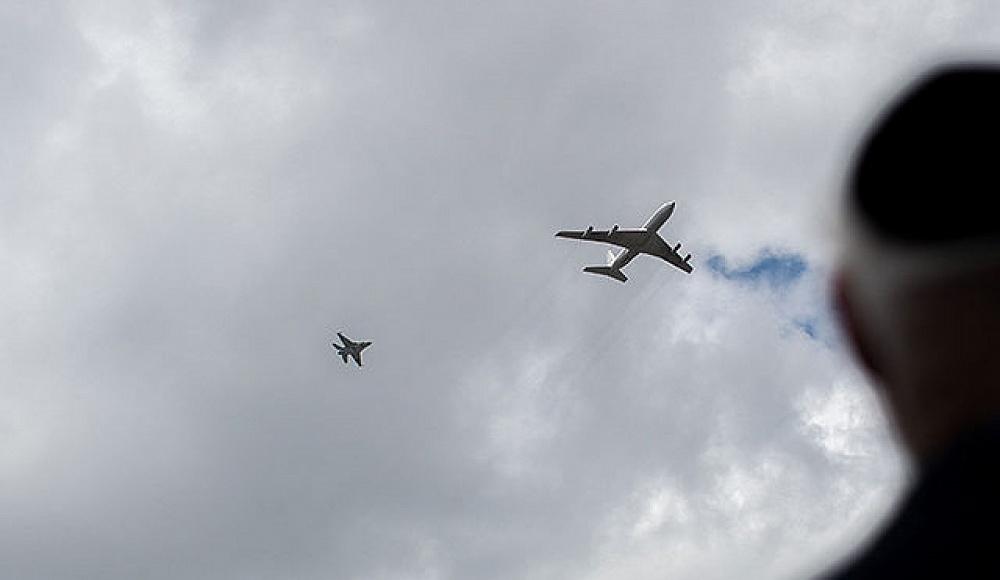 Видео: На Дону самолеты Су-30 и Су-25 нарисовали в небе цифру 75 -  Российская газета