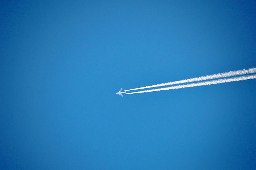 Белые «хвосты» от самолетов в небе сильно повлияют на климат Земли | Пикабу