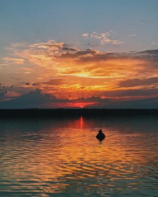 ☀️Закат — это огненный поцелуй солнца и ночи(Кристалл Вудс). А самые красивые  закаты и самые нежные рассветы , конечно же, на море ! После… | Instagram