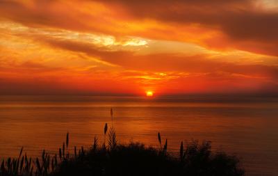 Красивый солнечный рассвет на море Стоковое Фото - изображение  насчитывающей побережье, сумрак: 71927088