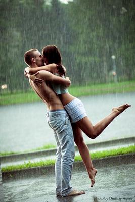 Красивая Пара Поцелуи Под Дождем — стоковые фотографии и другие картинки  Дождь - Дождь, Целовать, Близость - iStock