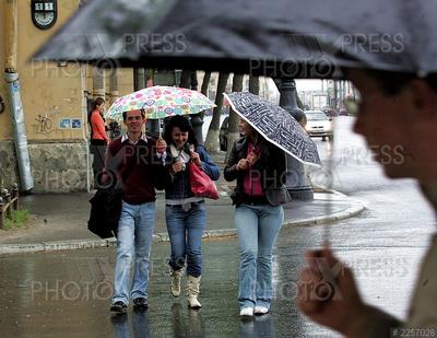 люди под дождём редакционное фото. изображение насчитывающей место -  234714976