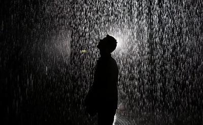 Люди Под Дождем В Городском Парке Дождь И Солнце — стоковые фотографии и  другие картинки Асфальт - Асфальт, Большой город, Взрослый - iStock