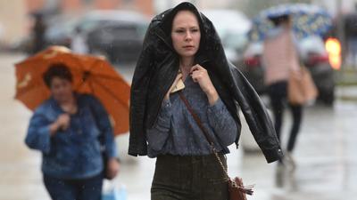 Люди Под Зонтиками На Городской Улице Под Дождем — стоковые фотографии и  другие картинки Зонт - Зонт, Потоп, Проливной дождь - iStock