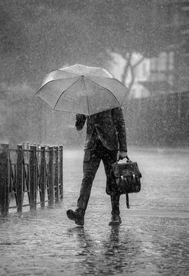 человек держит зонт под дождем, картинка дождя, дождь, дождь Powerpoint фон  картинки и Фото для бесплатной загрузки