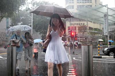 Фото Люди под дождем - УНИАН