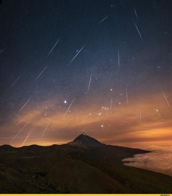 небесные фейерверки : взрывной метеоритный дождь Стоковое Фото -  изображение насчитывающей мерцающий, звезды: 291886518