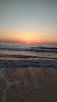 Красивый солнечный рассвет на море Стоковое Изображение - изображение  насчитывающей гребли, ракушек: 70461789