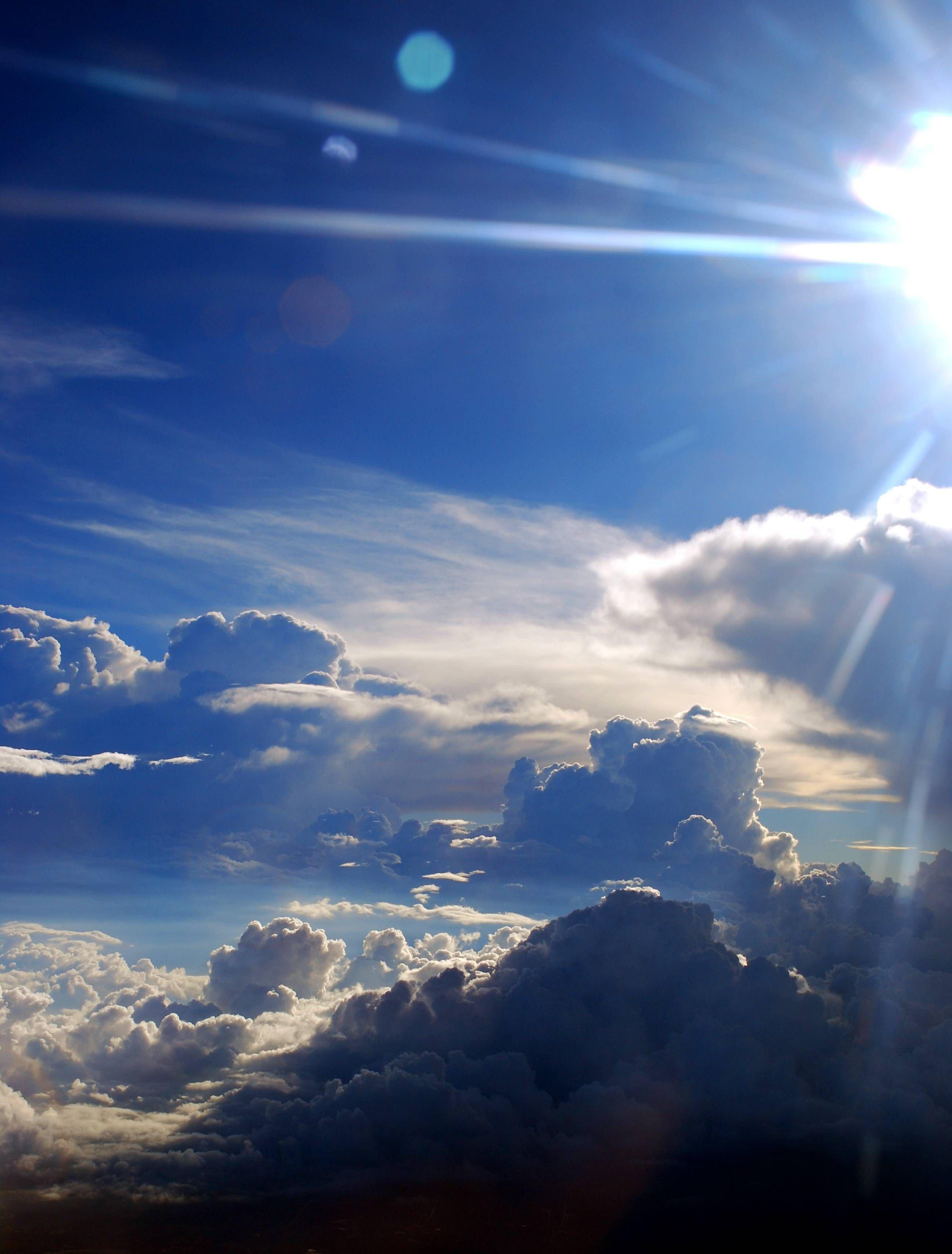 Скачать 1600x1200 облака, небо, солнце, лучи, день обои, картинки