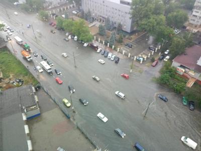 Погода в Одессе - из-за сильного дождя улицы превратились в реки — УНИАН