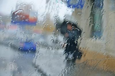 Картина Под дождем на площади ᐉ Невзорова Марина ᐉ онлайн-галерея Molbert.