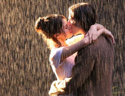 Жаркие поцелуи влюбленной парочки под проливным дождем заставили ростовчан  поверить в любовь
