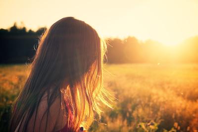 Женщина смотрит рассвет стоковое фото. изображение насчитывающей солнце -  126467356