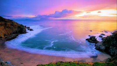 Обои на рабочий стол Нежный рассвет на морском побережье, волны омывают  песчаный берег, облака окрашены в розовые тонна, обои для рабочего стола,  скачать обои, обои бесплатно