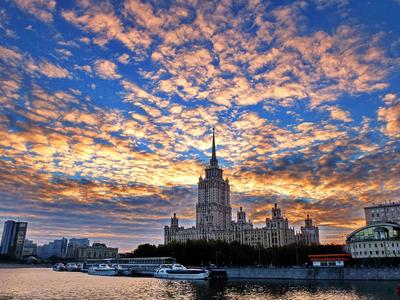 Рассвет на Москва-реке | Закаты, Небоскреб, Река