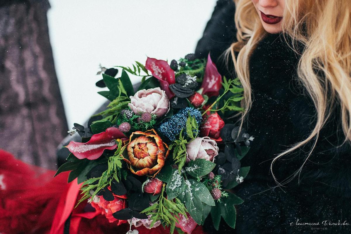 Купить Зимний букет с красными розами с доставкой по Томску: цена, фото,  отзывы.