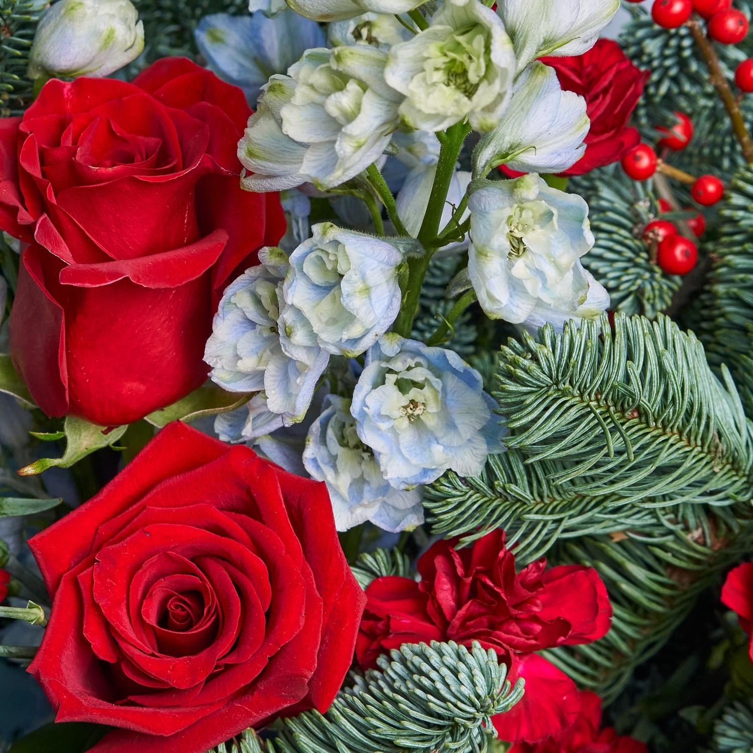 Купить Зимний букет с белыми розами с доставкой по Томску: цена, фото,  отзывы.