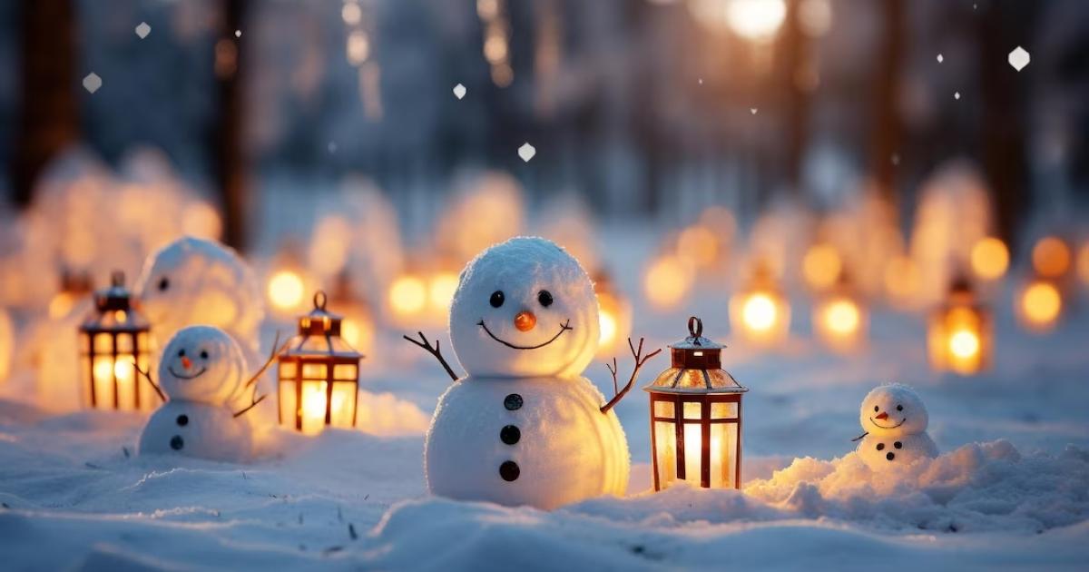 Снеговик в снежном лесу Сноумен поздравляет Вас с Рождеством и Счастливыми  праздниками Снеговик и снег Зимний фон Стоковое Фото - изображение  насчитывающей игра, потеха: 165020664