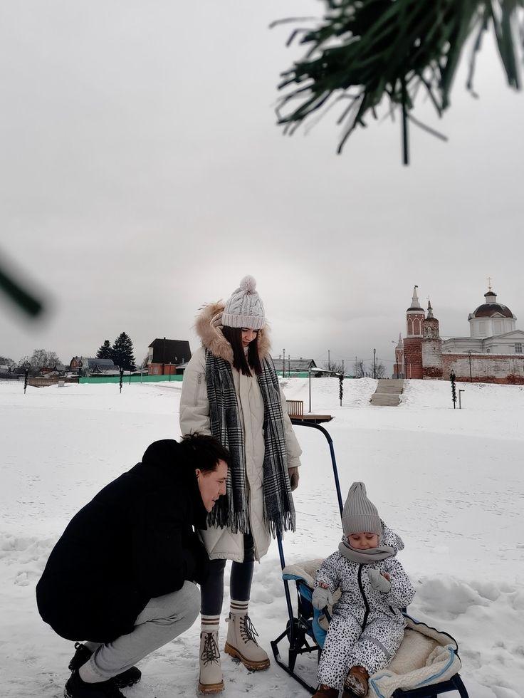 Семья счастлива в парке зимой. | Премиум Фото