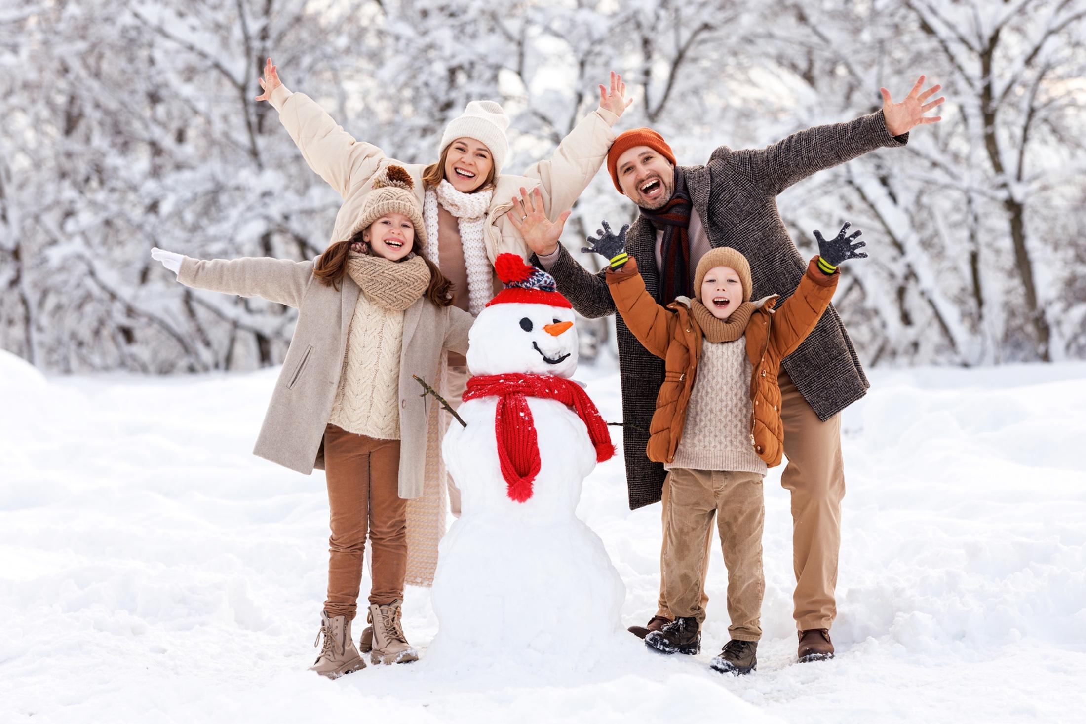 Счастливая семья зимой иллюстрация вектора. иллюстрации насчитывающей мало  - 167123191