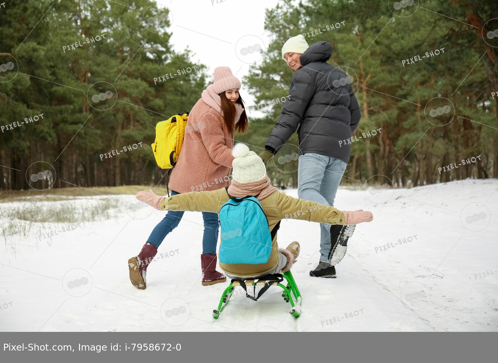 семья исследует долину зимой, семья, зима, снег фон картинки и Фото для  бесплатной загрузки