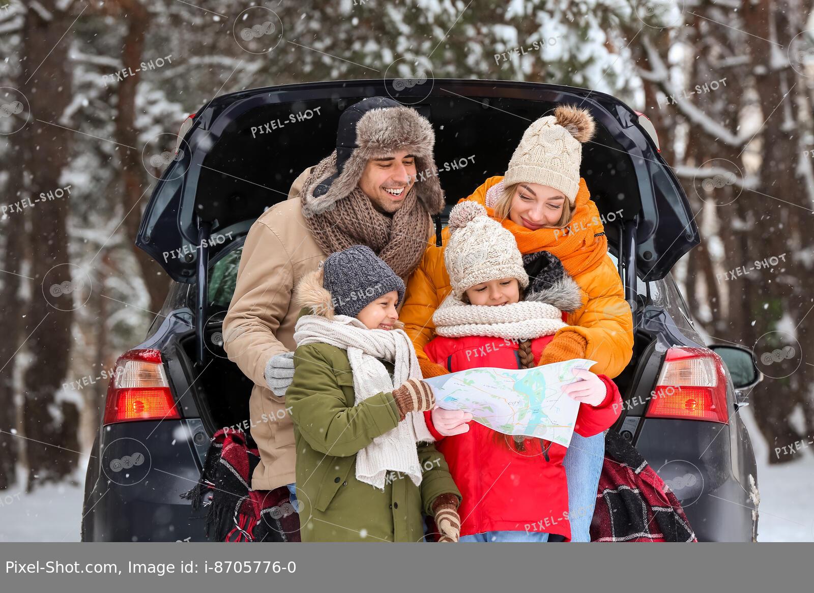 Счастливая семья играет и смеется зимой на открытом воздухе в снежном  городском парке зимний день | Премиум Фото