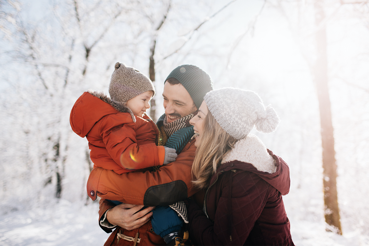 Счастливая Семья Гуляет Зимой На Свежем Воздухе В Снегу — стоковые  фотографии и другие картинки Ходьба - iStock