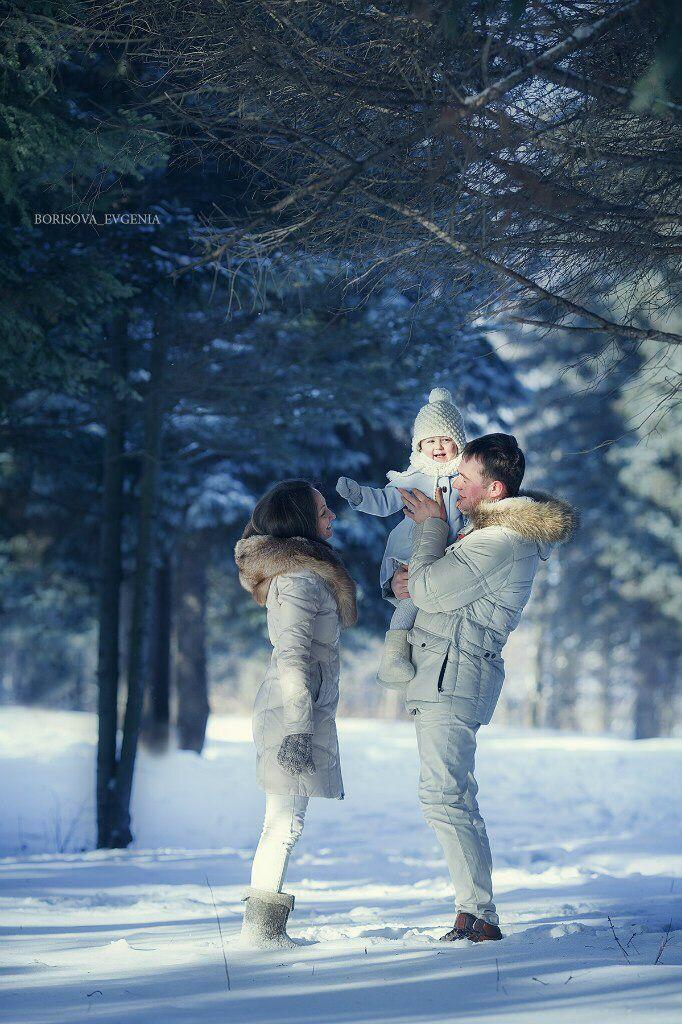 Уютные красивое фотографии счастливой семьи зимой в красивом лесу на фоне  сугробов и снега В Стоковое Фото - изображение насчитывающей день,  напольно: 199541252