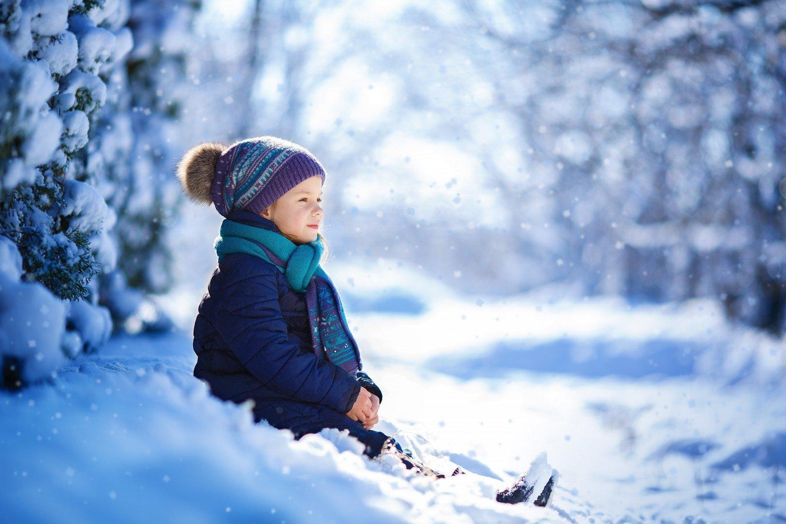 милая семья исследует зимой, семья, зима, снег фон картинки и Фото для  бесплатной загрузки