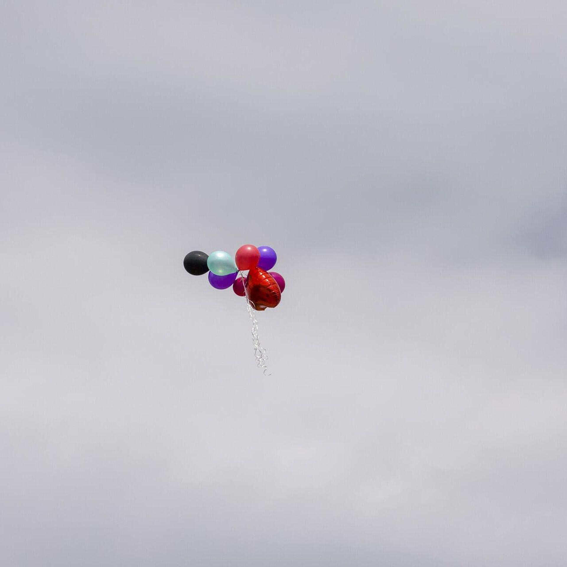 Обои на рабочий стол Воздушные шарики в небе с облаками, фотограф Thomas  Peham, обои для рабочего стола, скачать обои, обои бесплатно