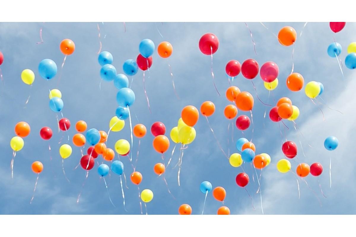 Фотообои Яркие воздушные шары в небе на стену. Купить фотообои Яркие  воздушные шары в небе в интернет-магазине WallArt