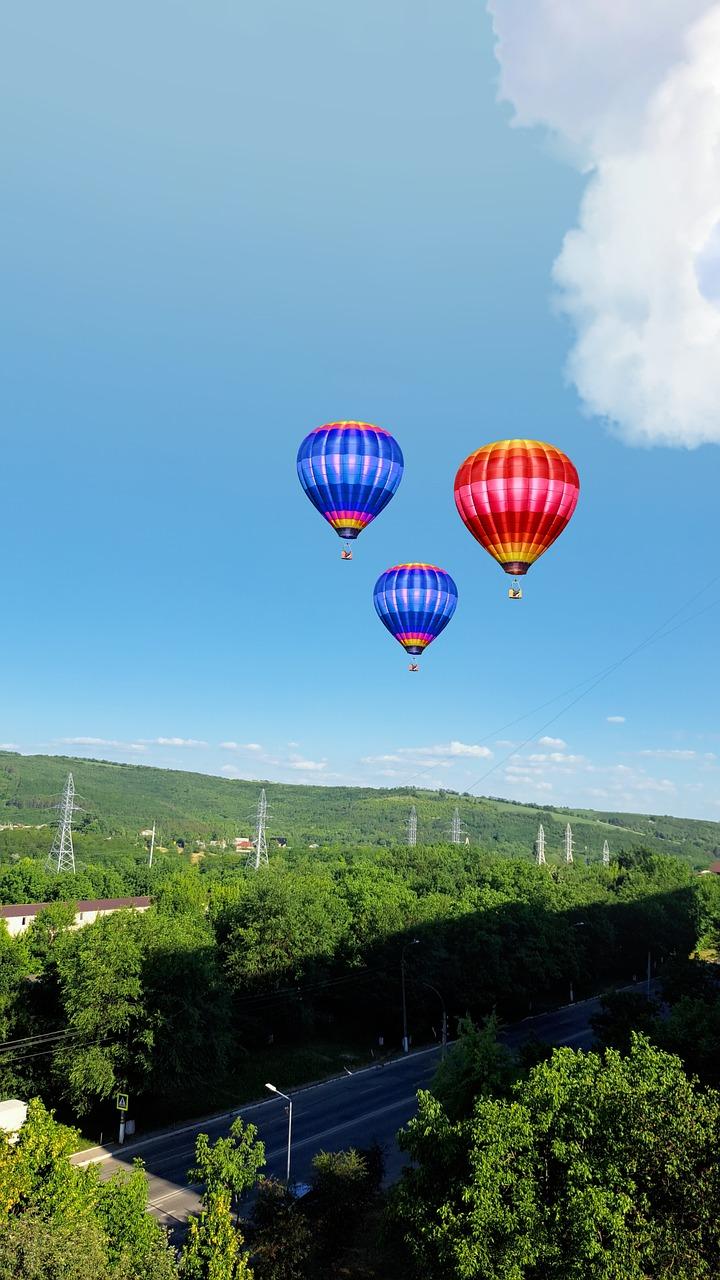 разноцветные воздушные шары летающие в небе Фон Обои Изображение для  бесплатной загрузки - Pngtree