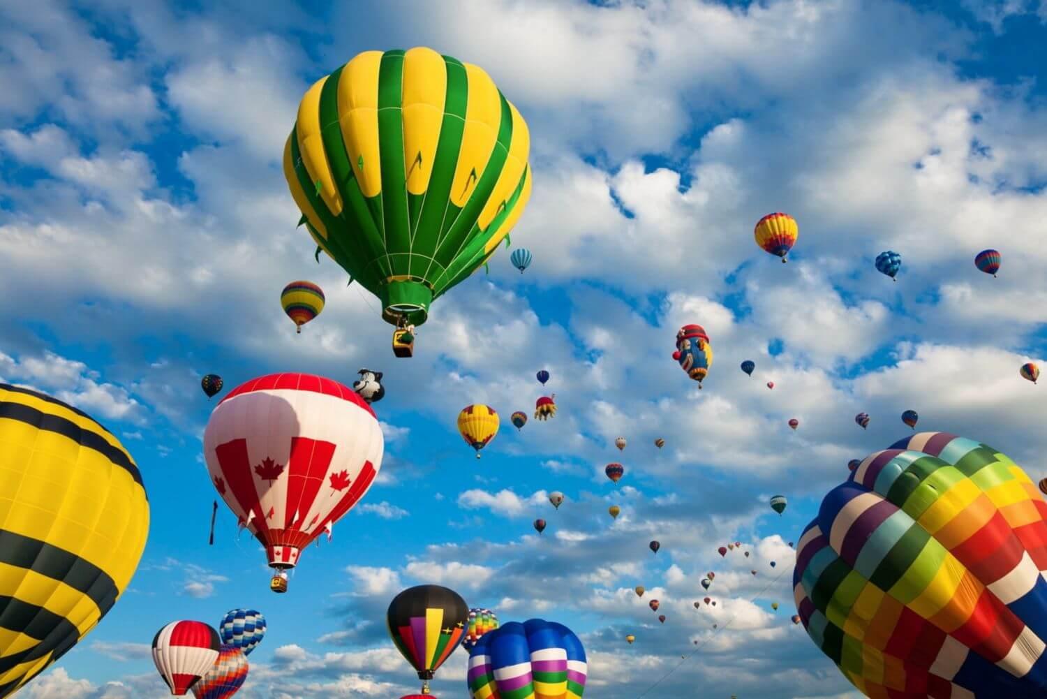 Серия Красочные Воздушные Шары Летающие В Яркоголубом Небе — стоковые  фотографии и другие картинки Воздушный шар - iStock