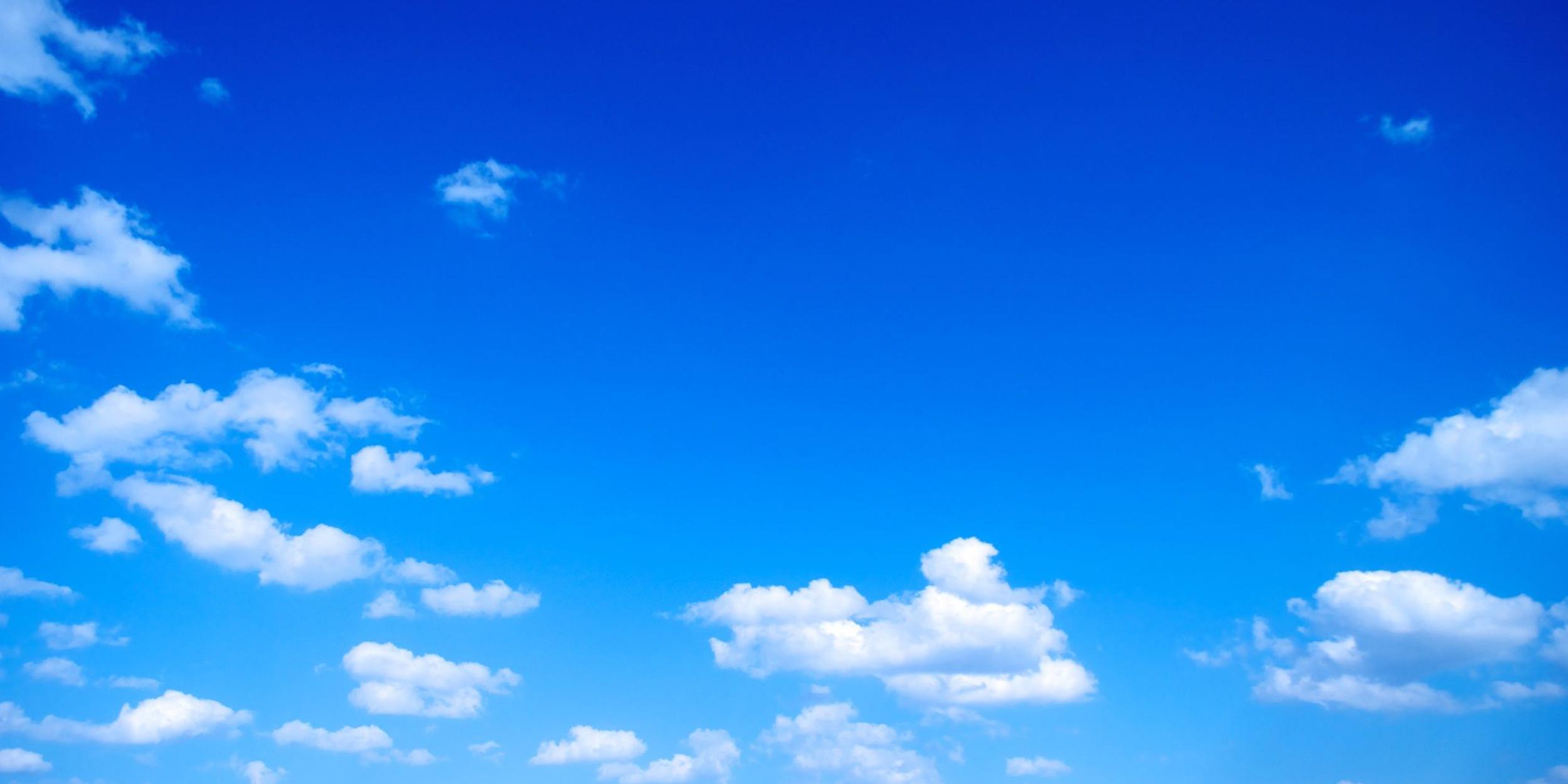 Синее небо стоковое фото. изображение насчитывающей живо - 163090504