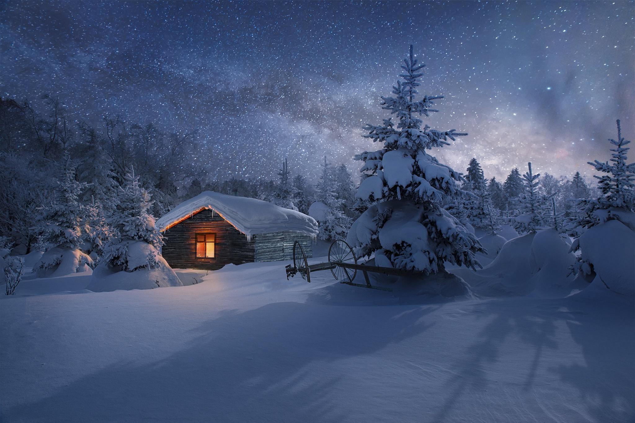 Скачать обои зима, лес, звезды, свет, снег, ночь, дом, вид, раздел пейзажи  в разрешении 2048x1365