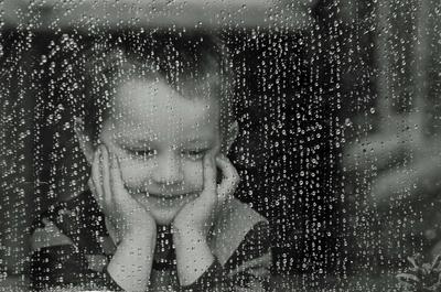 Осенний парк, дождь и солнце. Луч солнца падает на мальчика. Мальчик  отдыхает, улыбается Stock Photo | Adobe Stock