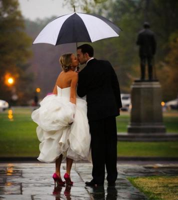 Фото: Freedom of Love: атмосферная свадьба в дождь (41)