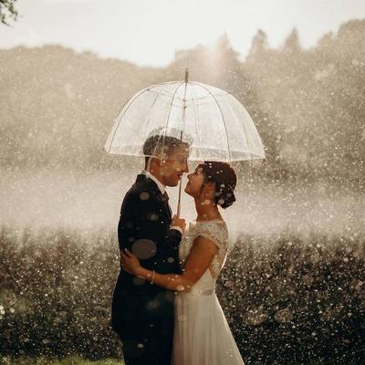 Дождь на свадьбе: что делать? - читайте статью с красочными фотографиями в  нашем блоге