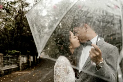 Стихийное бедствие или дар небес: свадебная фотография в дождливый день