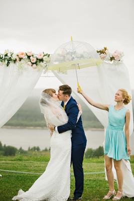 свадебный поцелуй под дождем Стоковое Фото - изображение насчитывающей  девушка, венчание: 157065592