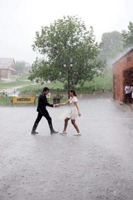 Шоу под дождём \"И где, ..., счастье?\" во Владивостоке 7 апреля 2023 в FESCO  Hall