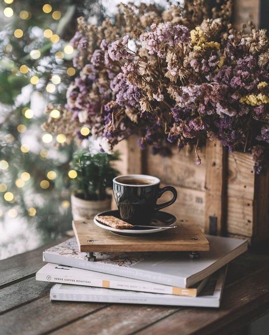 Уютная весна весна. чашка кофе деревянных яиц и ваза цветов на подоконнике  Иллюстрация штока - иллюстрации насчитывающей место, освещение: 269118326