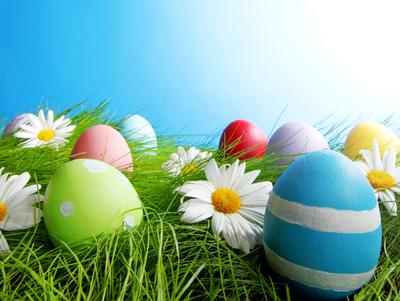 Пасхальные яйца и весенние цветы. Символы пасхи. Концепция международных  праздников. Stock Photo | Adobe Stock