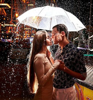 Влюбленная пара ночью в парке под дождем | Премиум Фото