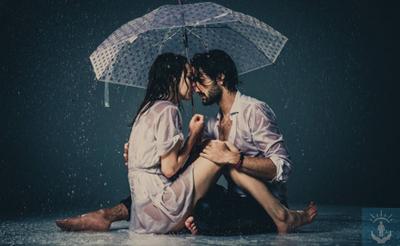 пара под дождем, под дождем, влюбленные гуляют под дождем, поцелуй под  дождем, дождь, Свадебный фотограф Москва