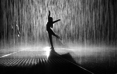 Девушка под дождем под зонтиком защита от дождя | Премиум Фото