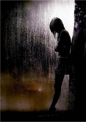Силуэт женщины под дождем · Бесплатные стоковые фото